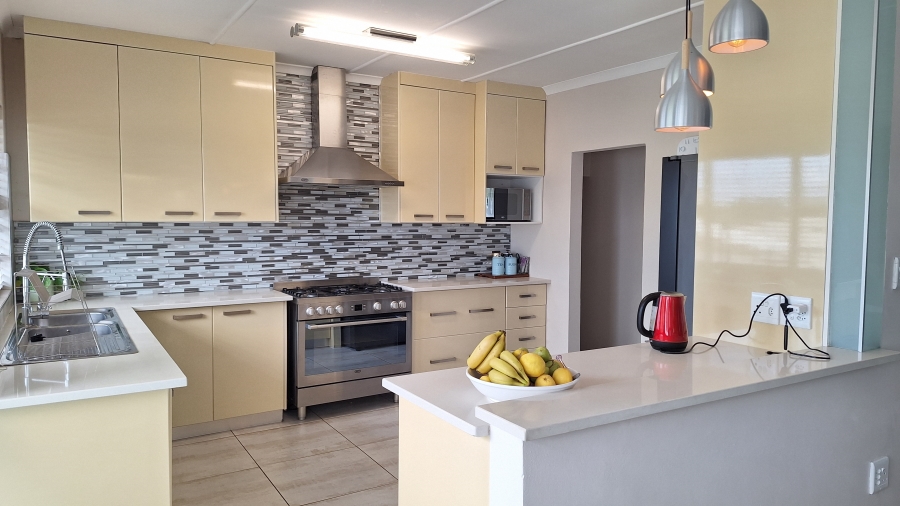 6 Bedroom Property for Sale in Gonubie Eastern Cape